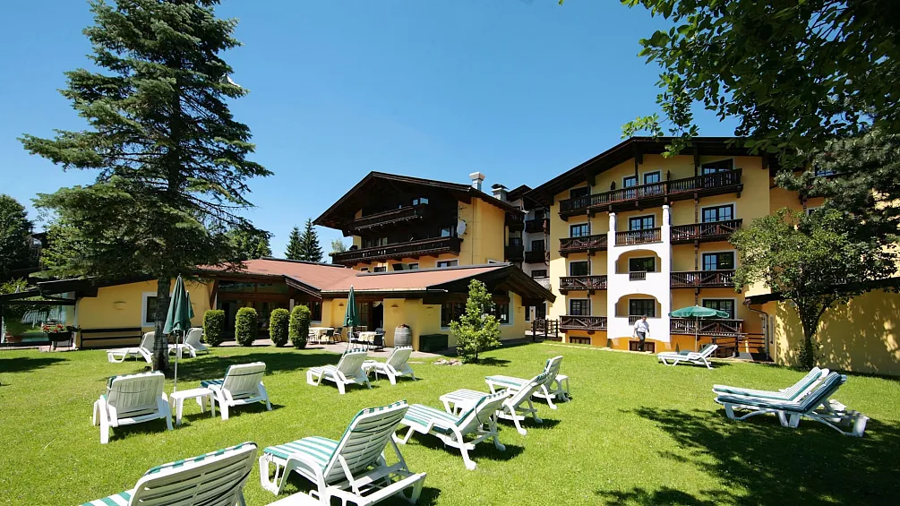 aussenansichthoteladlerkirchberg.jpg